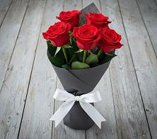 Букет 5 Красных роз Эдлесс Лав в Зункаре