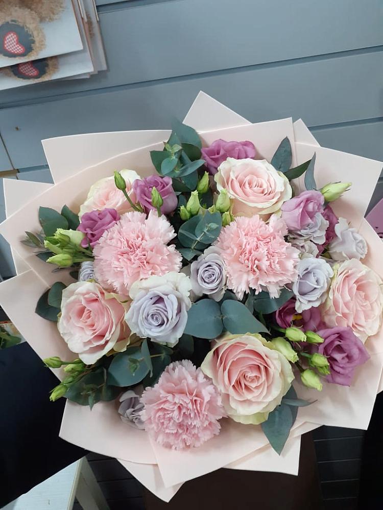 Букет цветов из: Розы, Гвоздики и Лизиантусы в Зункаре